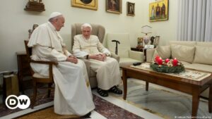 Francisco pide orar por Benedicto XVI, que "está muy enfermo" | El Mundo | DW