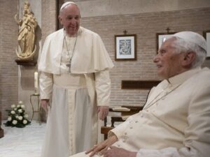 Francisco pide orar por Benedicto XVI, su salud se agrava