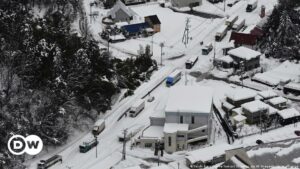 Fuertes nevadas dejan cientos de vehículos atrapados en Japón | El Mundo | DW