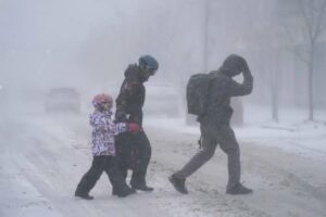 Fuertes nevadas en EEUU causan caos en viajes navideños; advierten de “ciclón bomba”
