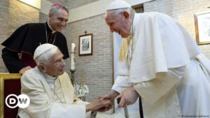 Georg Gänswein: Benedicto XVI “se apaga lenta y serenamente” | El Mundo | DW