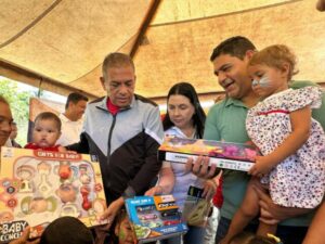 Gobernador de Bolívar entregó regalos a niños y niñas de Vista al Sol en Caroní | Diario El Luchador