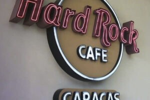 Hard Rock Café reabre en medio de polémica por poda de árbol
