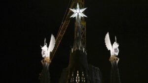 Iluminadas las torres de los Evangelistas, Lluc y Marc, de la Sagrada Família