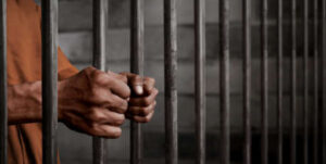 Imponen 22 años de prisión a un hombre por violar a su hijastra