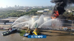 Intensifican maniobras de enfriamiento a tanques no afectados en incendio - Barranquilla - Colombia