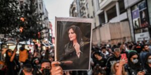 Irán anuncia la disolución de la Policía de la Moral tras meses de protestas por la muerte de una joven que no llevaba bien el velo