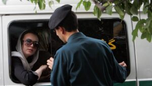 Irán elimina la "policía de la moral" que castigaba a mujeres