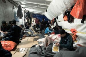 Italia permite la llegada de tres naves humanitarias con 500 inmigrantes a bordo tras horas navegando con mal tiempo