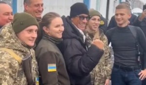 Jean Claude Van Damme desea "gloria a Ucrania" en su visita al pas