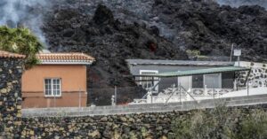 La Palma un año después del volcán: son las segundas Navidades que los damnificados pasan sin un hogar | Mis Derechos | Economía