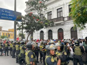 La crisis institucional arrastra a Perú hacia respuestas autoritarias