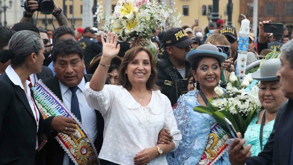 La nueva presidenta de Peru nombra a su primer ministro mientras crece la inestabilidad