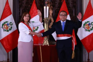 La presidenta peruana nombra jefe de gabinete a su exministro de Defensa