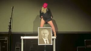 Las Pussy Riot orinan sobre un retrato de Putin en su último vídeo contra la guerra de Ucrania.