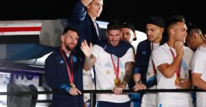 Las perlitas del impactante recibimiento a la Selección: de la duda de Messi al bajar del avión a la Copa gigante que casi se sube al micro