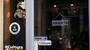 Los salvadoreños reprueban la implementación del bitcóin