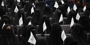 Los talibanes prohíben a las mujeres que vayan a la universidad