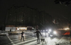 Los voluntarios ucranianos que reparan generadores y los envan al frente: "Para los soldados es cuestin de supervivencia"