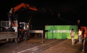 Después de 3 años de bloqueo comienzan a retirar los contenedores del puente internacional de Tienditas