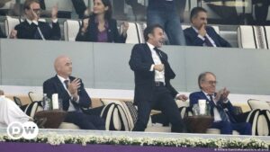Macron defiende su visita a Qatar para ver el partido Francia-Marruecos | El Mundo | DW
