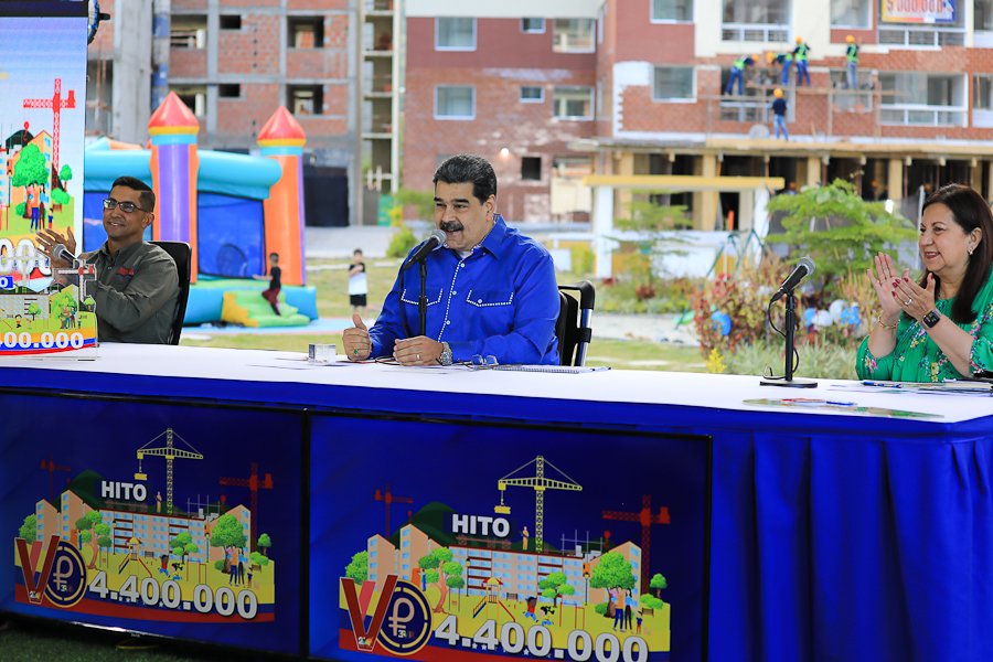 Maduro entrega viviendas a familias afectadas por deslave de Las Tejerías