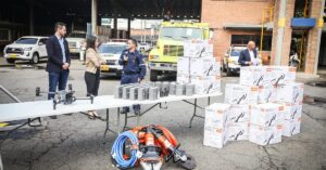 Más de 2.000 millones de pesos para la atención de emergencias: estos son los elementos que le entregó la Alcaldía de Medellín a los bomberos
