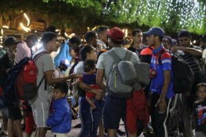 Migrantes en México apresuran su recorrido hacia EE. UU. por fin del Título 42