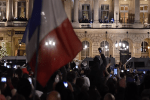 Miles de aficionados aclamaron a la seleccion francesa en la plaza de la Concordia de París