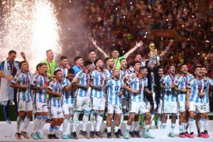 Miles de personas celebran la victoria de Argentina como campeona del mundo de fútbol