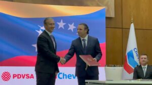 Ministro El Aissami firmó contratos con Chevron este viernes