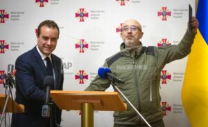 Ministro francés de Defensa llega a Kiev; promete más apoyo