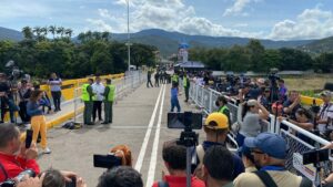 Motos y vehículos podrán cruzar frontera colombo-venezolana en enero 2023