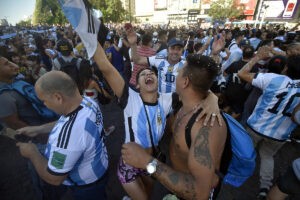 Mundial 2022 Qatar: Argentina se entrega en cuerpo y alma a su seleccin para olvidarse por unos das de sus problemas