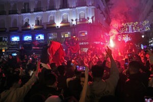 Mundial 2022 Qatar: Cientos de marroques tien la Puerta del Sol de rojo y verde tras ganar a Espaa: "Lo siento, lo siento..."