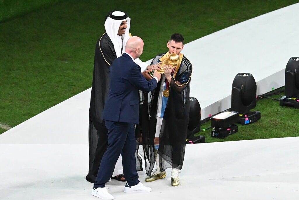 Mundial 2022 Qatar: El 'bisht', la honorable capa rabe que colocaron a Leo Messi y dej a Adidas sin una foto histrica