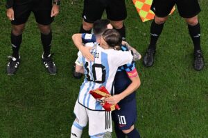 Mundial 2022 Qatar: Los dos finales de un 10: Messi despide a Modric y se entrega a la "locura" argentina en Lusail
