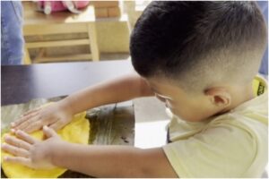 Niños aprendieron a hacer hallacas, el plato típico de Navidad en Venezuela (+Video)