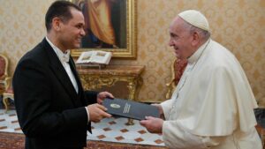 Papa recibe credenciales de nuevo embajador de Venezuela