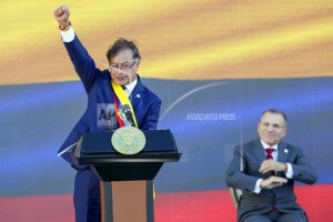 Petro ambiciona la "paz total" en una Colombia convulsa