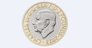 Presentan las primeras monedas conmemorativas con el rostro del rey Charles III