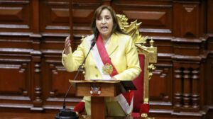 Presidenta de Perú descarta renuncia y "exige" adelanto de elecciones