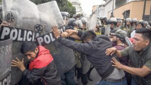 Presidenta de Perú hace llamado a la calma tras protestas