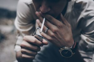 Prohíben exhibir cigarros en puntos de venta del país