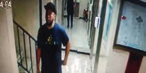 Registran robo en un ascensor de edificio residencial de Caracas (vídeo)