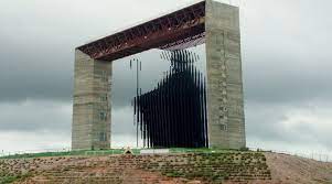 Rehabilitan elevadores del Monumento Manto de María Divina Pastora