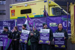 Reino Unido, en situacin "crtica" por la huelga de ambulancias: "La gente puede estar esperando ms de 24 horas si no es un caso de vida o muerte"