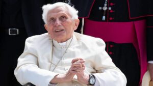 Salud de Benedicto XVI se agrava y recibe ayuda respiratoria