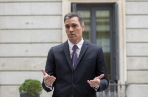 Sánchez acusa al PP y Vox de provocar un "complot burdo" con TC para "amordazar" al Parlamento