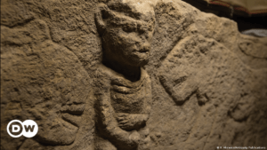Talla de un hombre sujetándose el pene es la representación narrativa más antigua del mundo | Ciencia y Ecología | DW